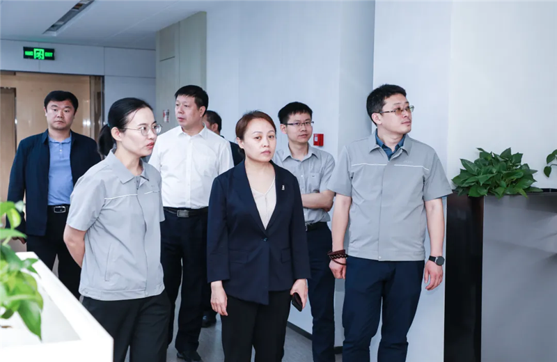 2023年5月15日，河北建材职业技术学院党委书记张明莉一行到人生就是博北京集团进行校企合作交流。